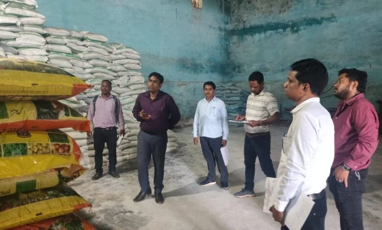 खाद कालाबाजारी एवं अधिक मूल्य पर विक्रय करने वालों पर कार्रवाई