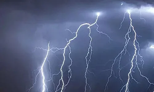 पंचायत सभा के दौरान गिरी बिजली: नाबालिग की मौत, 6 घायल पंचायत सभा के दौरान गिरी बिजली: नाबालिग की मौत, 6 घायल