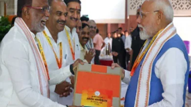 जीएसटी सुधार के लिए प्रधानमंत्री का अभिनंदन, पिछली पंक्ति में नजर आए मोदी जीएसटी सुधार के लिए प्रधानमंत्री का अभिनंदन, पिछली पंक्ति में नजर आए मोदी