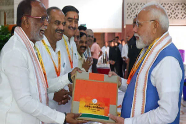 जीएसटी सुधार के लिए प्रधानमंत्री का अभिनंदन, पिछली पंक्ति में नजर आए मोदी जीएसटी सुधार के लिए प्रधानमंत्री का अभिनंदन, पिछली पंक्ति में नजर आए मोदी