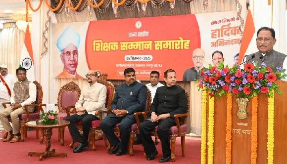 शिक्षक अपने विद्यार्थियों के लिए रोल मॉडल होता है: राज्यपाल डेका