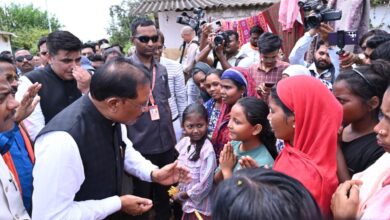 बाढ़ प्रभावितों का हाल जानने सीधे उनके बीच पहुँचे मुख्यमंत्री श्री विष्णु देव साय: अधिकारियों को राहत एवं पुनर्वास कार्यों में तेजी लाने के निर्देश बाढ़ प्रभावितों का हाल जानने सीधे उनके बीच पहुँचे मुख्यमंत्री श्री विष्णु देव साय: अधिकारियों को राहत एवं पुनर्वास कार्यों में तेजी लाने के निर्देश