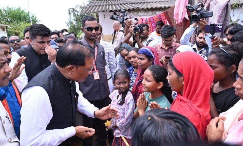 बाढ़ प्रभावितों का हाल जानने सीधे उनके बीच पहुँचे मुख्यमंत्री श्री विष्णु देव साय: अधिकारियों को राहत एवं पुनर्वास कार्यों में तेजी लाने के निर्देश बाढ़ प्रभावितों का हाल जानने सीधे उनके बीच पहुँचे मुख्यमंत्री श्री विष्णु देव साय: अधिकारियों को राहत एवं पुनर्वास कार्यों में तेजी लाने के निर्देश