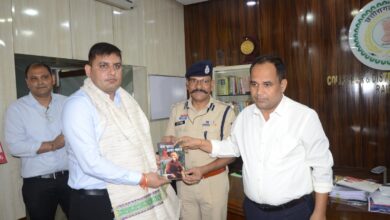 रेस्क्यू ऑपरेशन में शामिल जाबांज युवाओं को कलेक्टर-एसएसपी ने किया सम्मानित रेस्क्यू ऑपरेशन में शामिल जाबांज युवाओं को कलेक्टर-एसएसपी ने किया सम्मानित