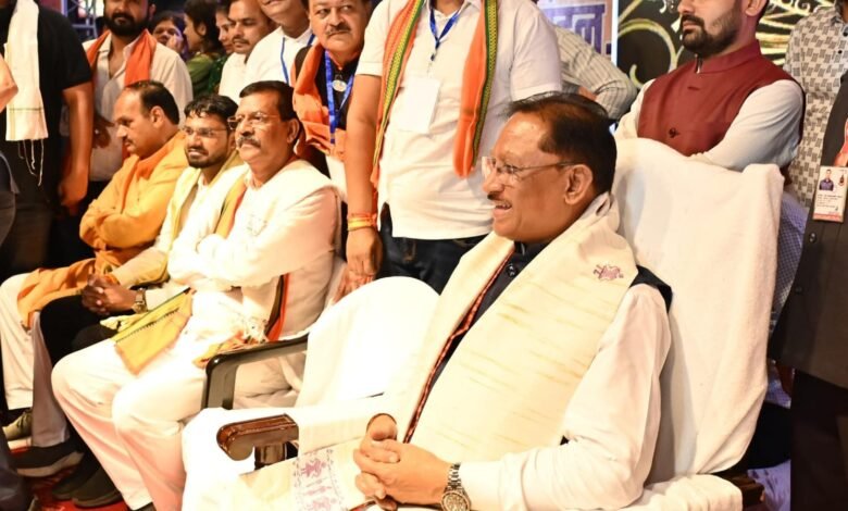 विविध पौराणिक प्रसंगों एवं आधुनिक घटनाओं पर आधारित सुसज्जित झांकियां बनी आकर्षण का केंद्र: झांकियों को देखने रायपुर में उमड़ा जनसैलाब