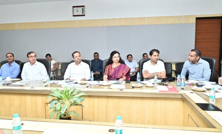 मुख्यमंत्री के प्रमुख सचिव ने नक्सल प्रभावित जिलों में विकास कार्यों की समीक्षा की