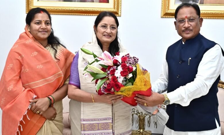 मुख्यमंत्री श्री विष्णु देव साय से केंद्रीय महिला एवं बाल विकास मंत्री श्रीमती अन्नपूर्णा देवी ने की सौजन्य भेंट