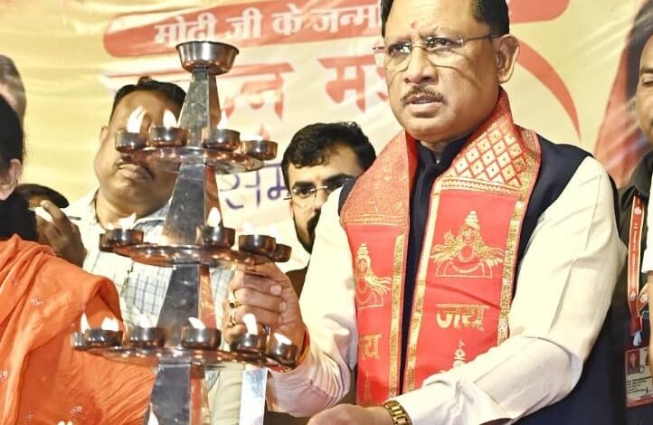 मुख्यमंत्री श्री साय खारुन मईया समरसता भव्य महाआरती में हुए शामिल : महाआरती में मंत्रोच्चार से गूंजा खारुन नदी का महादेव घाट