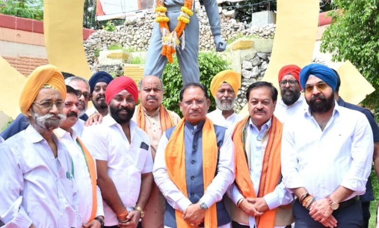 मुख्यमंत्री श्री विष्णु देव साय ने अमर शहीद भगत सिंह की प्रतिमा पर माल्यार्पण कर किया नमन