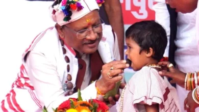 मुख्यमंत्री साय ने नन्ही बच्ची भूमिका बघेल को दुलारते हुए खिलाया महुआ लड्डू