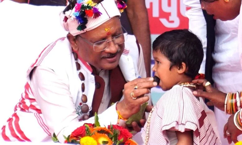 मुख्यमंत्री साय ने नन्ही बच्ची भूमिका बघेल को दुलारते हुए खिलाया महुआ लड्डू
