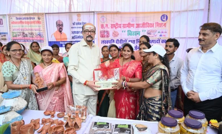 राज्यपाल रमेन डेका ने लखपति दीदियों के हुनर को सराहा