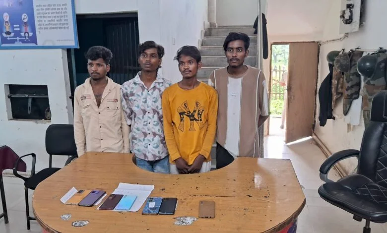 ट्रेन के दरवाजा के पास खड़े यात्री के हाथ में डंडा मारकर मोबाइल लूट की वारदात को देते थे अंजाम