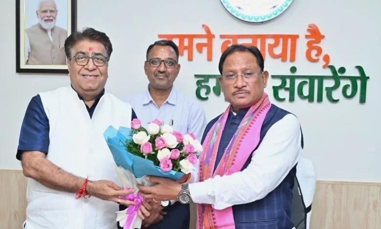 CM से ट्रिपल आई टी नया रायपुर के निदेशक प्रोफेसर ओमप्रकाश व्यास ने की मुलाकात