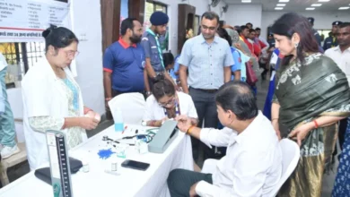 रायपुर स्टेशन के कुलियों, वेंडर्स, सफाई कर्मियों के लिए स्वास्थ्य जांच शिविर का आयोजन