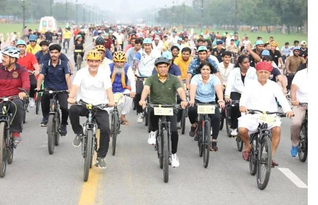 डॉ. मनसुख मांडविया ने ‘फिट इंडिया संडे ऑन साइकिल’ पहल के तहत सांसदों के साथ चलाई साइकिल