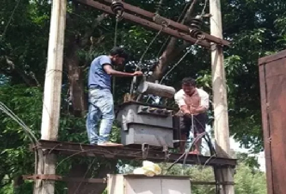 सीएम कैंप कार्यालय की त्वरित पहल से अंधेरे में डूबा गांव हुआ रोशन