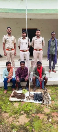 शिकार के पूर्व तीन शिकारी गिरफ्तार