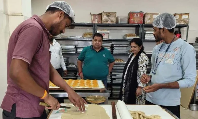 चार होटलों में दबिश, खाद्य पदार्थों के लिए गए नमूने