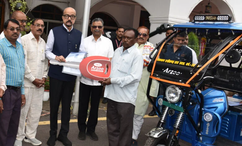 राज्यपाल डेका ने सरस्वती शिक्षा संस्थान को प्रदान किए चार ई-रिक्शे
