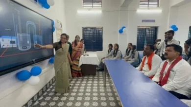 बच्चों के संग विद्यार्थी बने उपमुख्यमंत्री, स्मार्ट क्लास रूम सुविधा का शुभारंभ