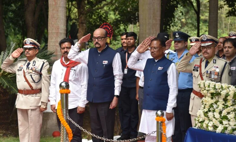 राज्यपाल डेका और मुख्यमंत्री साय ने शहीद वाटिका पहुंचकर शहीद जवानों को दी श्रद्धांजलि राज्यपाल डेका और मुख्यमंत्री साय ने शहीद वाटिका पहुंचकर शहीद जवानों को दी श्रद्धांजलि