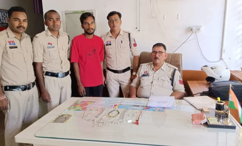 भतीजे ने किया चाचा के घर में हाथ साफ, चोरी का माल बरामद भतीजे ने किया चाचा के घर में हाथ साफ, चोरी का माल बरामद