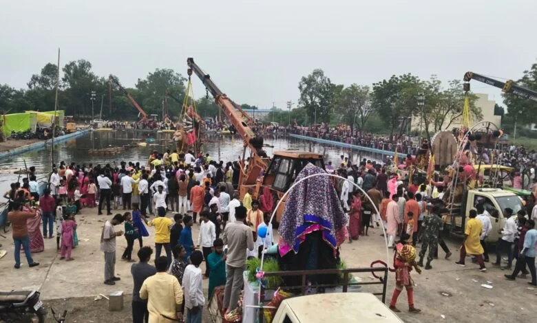 माँ दुर्गा की मूर्तियों का महादेवघाट के विसर्जन कुण्ड में विसर्जन, 176 बड़ी मूर्तियों का हुआ विसर्जन