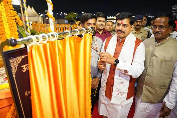 मुख्यमंत्री ने महाकाल लोक परिसर में वाटर स्क्रीन प्रोटेक्शन और फाउंटेन शो का किया लोकार्पण