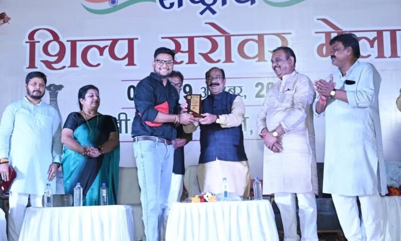 राष्ट्रीय शिल्प सरोवर मेला में, दिवाली की खरीददारी जोरो पर,