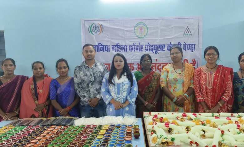 दीयों और पूजा सामग्री के बिक्री से समूह की महिलाएं हो रही समृद्ध दीयों और पूजा सामग्री के बिक्री से समूह की महिलाएं हो रही समृद्ध