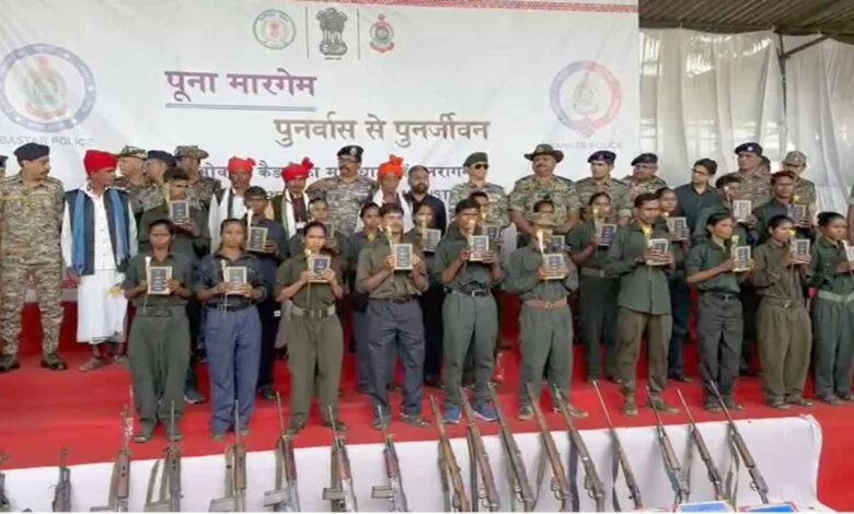 कांकेर में 21 नक्सलियों ने छोड़ा हिंसा का रास्ता, पुलिस के सामने किया आत्मसमर्पण