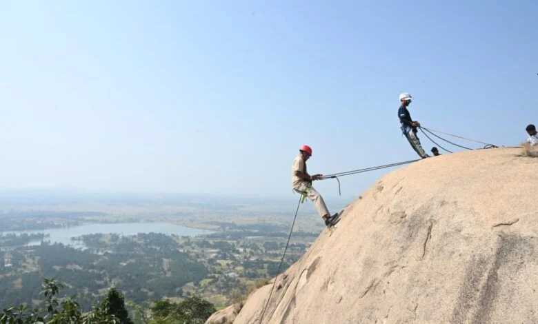 देशदेखा में 120 पर्यटक ले रहे रॉक क्लाइंबिंग का रोमांच