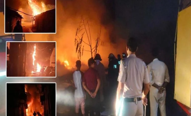 रिठाला मेट्रो स्टेशन के पास झुग्गी बस्ती में लगी आग, झुग्गियां पूरी तरह जलकर राख रिठाला मेट्रो स्टेशन के पास झुग्गी बस्ती में लगी आग, झुग्गियां पूरी तरह जलकर राख