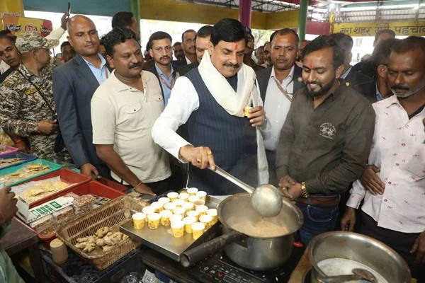 मुख्यमंत्री यादव का नानाखेड़ा बस स्टैंड दौरा, यात्रियों और दुकानदारों से की चाय पर चर्चा