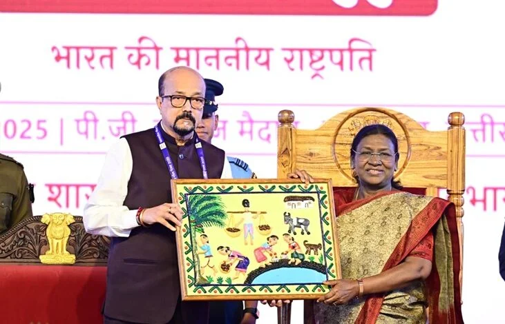 राष्ट्रपति मुर्मु के छत्तीसगढ़ आगमन पर राज्यपाल ने भेंट की भित्ती चित्रकारी की पेंटिंग