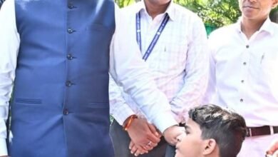 पैरों से चित्र उकेरने वाली पूनम बिटिया के जीवन में मुख्यमंत्री ने भरी नई उम्मीद — अब विशेष विद्यालय में मिलेगा शिक्षण और छात्रवृत्ति