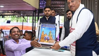 जनदर्शन में अद्भुत दृश्य—भिलाई के अंकुश देवांगन ने मुख्यमंत्री को भेंट की संगमरमर पर बनी प्रधानमंत्री नरेंद्र मोदी की सूक्ष्म प्रतिमा जनदर्शन में अद्भुत दृश्य—भिलाई के अंकुश देवांगन ने मुख्यमंत्री को भेंट की संगमरमर पर बनी प्रधानमंत्री नरेंद्र मोदी की सूक्ष्म प्रतिमा