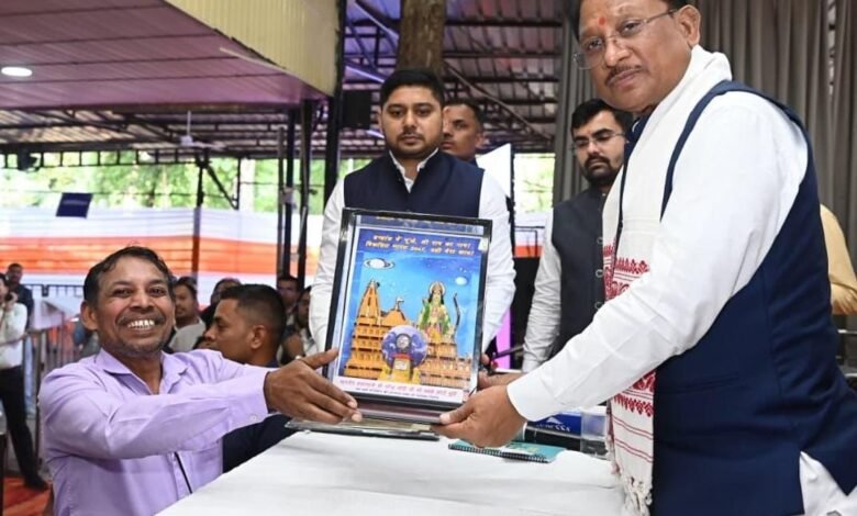 जनदर्शन में अद्भुत दृश्य—भिलाई के अंकुश देवांगन ने मुख्यमंत्री को भेंट की संगमरमर पर बनी प्रधानमंत्री  नरेंद्र मोदी की सूक्ष्म प्रतिमा