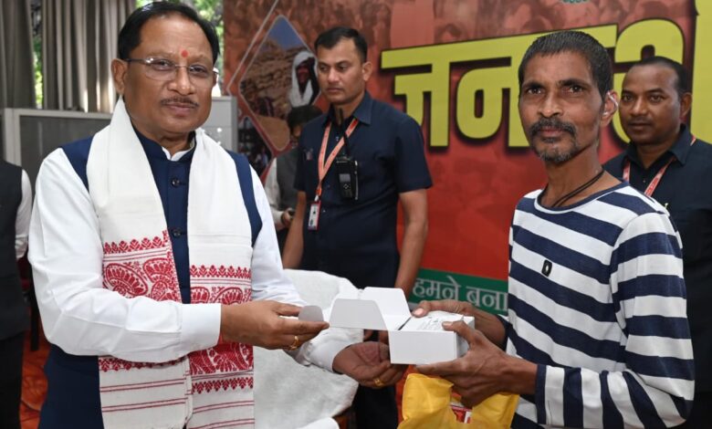 मुख्यमंत्री श्री विष्णुदेव साय ने समझी पीड़ा, तुरंत बढ़ाया कदम – श्री रमन निर्मलकर को सौंपा श्रवण यंत्र