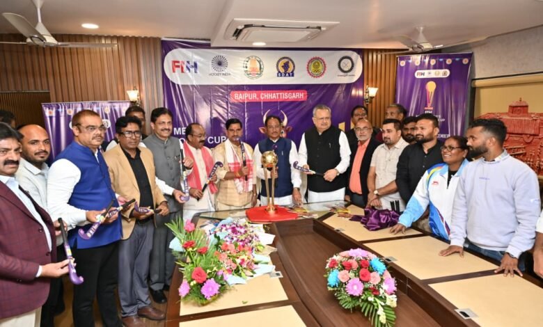 मुख्यमंत्री और विधानसभा अध्यक्ष ने हॉकी मेन्स जूनियर वर्ल्ड कप ट्रॉफी 2025 का किया भव्य अनावरण मुख्यमंत्री और विधानसभा अध्यक्ष ने हॉकी मेन्स जूनियर वर्ल्ड कप ट्रॉफी 2025 का किया भव्य अनावरण