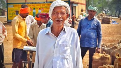 धान विक्रय में हुई सुगमता से प्रसन्नचित है बुजुर्ग किसान कोल्हु राम साहू