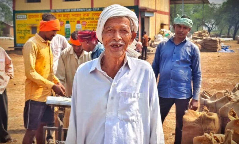 धान विक्रय में हुई सुगमता से प्रसन्नचित है बुजुर्ग किसान कोल्हु राम साहू