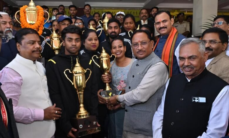मुख्यमंत्री ने ऑल इंडिया फ़ॉरेस्ट स्पोर्ट्स मीट के विजेता खिलाड़ियों से मुलाकात कर दी बधाई