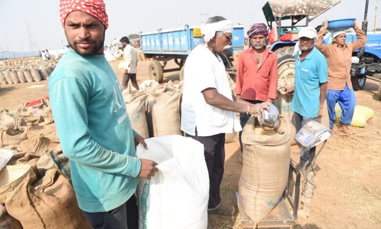 सहकारी कर्मचारियों के हड़ताल का कोई प्रभाव नही