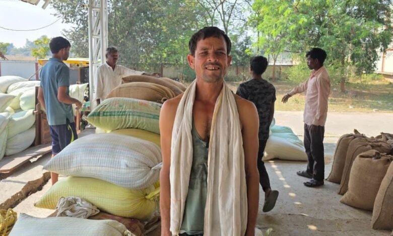 मोबाइल से काट रहे टोकन, धान खरीदी प्रक्रिया हुई पारदर्शी और तेज मोबाइल से काट रहे टोकन, धान खरीदी प्रक्रिया हुई पारदर्शी और तेज