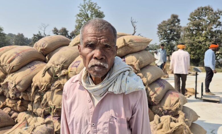 अम्बागढ़ चौकी के कलकसा के किसान धनेश राम ने स्वयं के मोबाइल से कटा टोकन, जताई खुशी