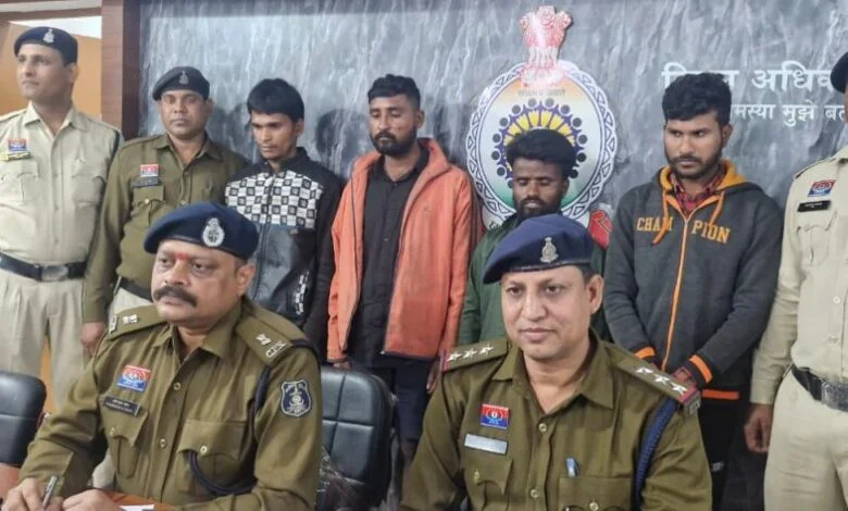फर्जी आबकारी पुलिस बनकर छापा मारने पहुंचे युवक, ग्रामीणों ने पकड़े चार, एक आरोपी फरार