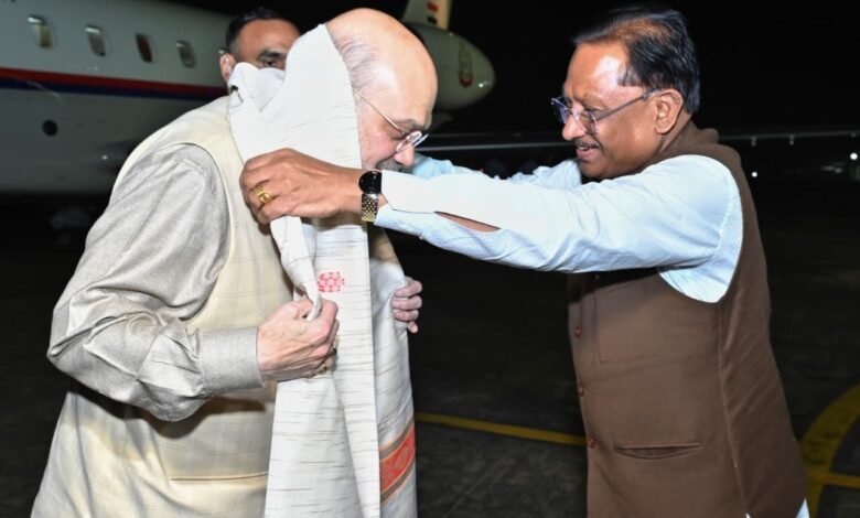 केंद्रीय गृह मंत्री श्री अमित शाह का स्वामी विवेकानंद विमानतल पर मुख्यमंत्री श्री विष्णु देव साय ने किया आत्मीय स्वागत