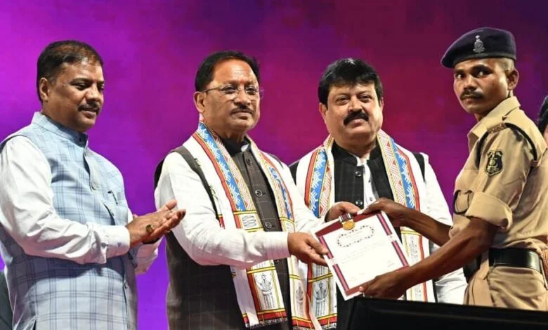 मुख्यमंत्री ने नक्सल मोर्चे पर अदम्य साहस दिखाने वाले दो शहीदों के परिजनों और 12 पुलिस जवानों को प्रदान किए वीरता पदक